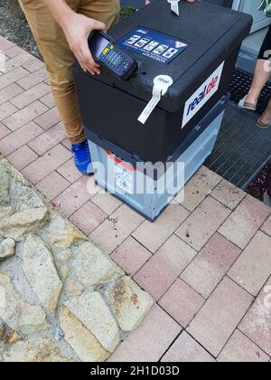 HEILIGENHAUS, NRW, ALLEMAGNE - 25 JUILLET 2017: Homeservice, livraison de la chaîne de grands magasins Real en Allemagne livre des caisses d'aliments frais et congelés FO Banque D'Images