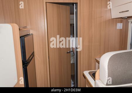 MUELHEIM RUHR ; NRW ; ALLEMAGNE - 29 AOÛT 2017 : vue intérieure du véhicule depuis un campeur avec vue sur le réfrigérateur. Banque D'Images