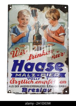 MUELHEIM RUHR; NRW; ALLEMAGNE-AOÛT 17; 2018: Panneau publicitaire antique fait d'émail avec publicité pour une boisson maltée à la bière pour les enfants. Banque D'Images