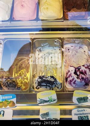 PREROW ON THE DARS - 03 AOÛT 2018: Vue d'en haut dans l'exposition d'un glacier avec différents types de crème glacée. Banque D'Images