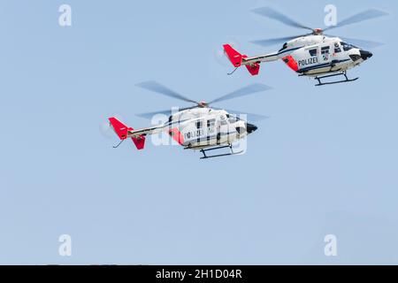 ESSEN, NRW, ALLEMAGNE - 11 AVRIL 2016 : police allemande, hélicoptère de sauvetage atterrissant à une opération de police. Banque D'Images