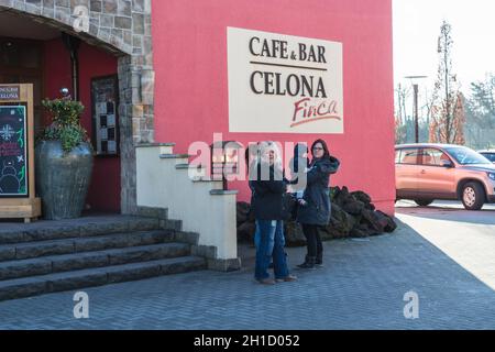 ESSEN STEELE, NRW, ALLEMAGNE - 27 NOVEMBRE 2015 : un groupe de femmes devant l'entrée de Finca & Bar Celona à Essen Steele, Allemagne. Banque D'Images