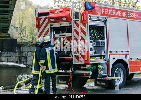 ESSEN KETTWIG, NRW, ALLEMAGNE - 28 AVRIL 2016 : utilisation d'un entraîneur de chasse-feu à Essen Kettwig, Allemagne.Pompiers en uniforme pendant la formation. Banque D'Images