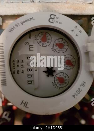 HEILIGENHAUS, NRW, ALLEMAGNE - 27 NOVEMBRE 2018 : ancien compteur d'eau en Allemagne.Le compteur d'eau compte la perte d'eau potable Banque D'Images