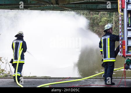 ESSEN KETTWIG, NRW, ALLEMAGNE - 28 AVRIL 2016 : utilisation d'un entraîneur de chasse-feu à Essen Kettwig, Allemagne.Pompiers en uniforme pendant la formation. Banque D'Images