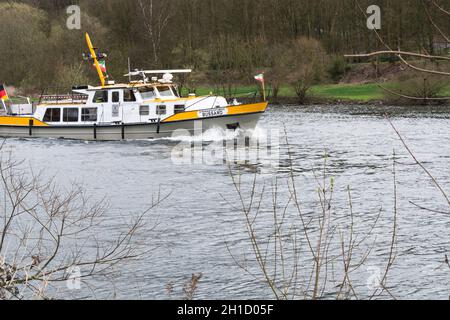 ESSEN, NRW, ALLEMAGNE - 4 AVRIL 2016 : bateau de surveillance de la rivière Bussard MS à un tour de contrôle sur la rivière Ruhr en Allemagne.Bateau utilisé pour la protection de l'eau. Banque D'Images