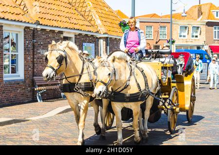 ZIERIKZEE, ZÉLANDE, PAYS-BAS - 15 JUIN 2015 : promenade en calèche dans la belle vieille ville portuaire de Zierikzee, Zélande aux pays-Bas. Banque D'Images