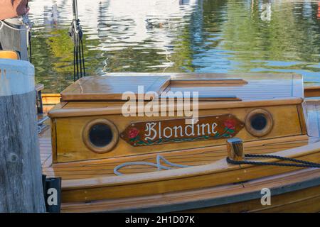 AHRENSHOOP SUR LE DARS - 29 JUILLET 2018: Zeesenboot nommé Blondine dans le port d'Ahrenshoop à la mer Baltique, Allemagne. Banque D'Images