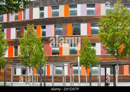 DESSAU - 05 AOÛT 2018 : Dessau - 05 août 2018 : Environnement et façade colorée de l'Agence fédérale de l'environnement à Dessau Banque D'Images