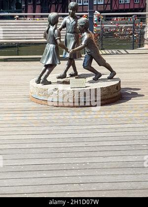 LÜNEBURG, NIEDERSACHSEN, ALLEMAGNE - JULI 27, 2018: La sculpture avec les trois enfants dansants dans la ville de Lüneburg s'appelle la Vita e bella-Life Banque D'Images