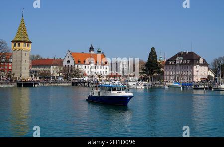 Le beau port de l'île de Lindau sur le lac de Constance en Allemagne, par une journée ensoleillée en mars Banque D'Images