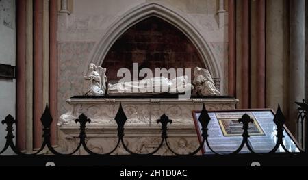 Tours, France - 8 février 2020: Vue sur la tombe des deux premiers enfants de Charles VIII et d'Anne de Bretagne dans la cathédrale Saint Gatien de Tou Banque D'Images