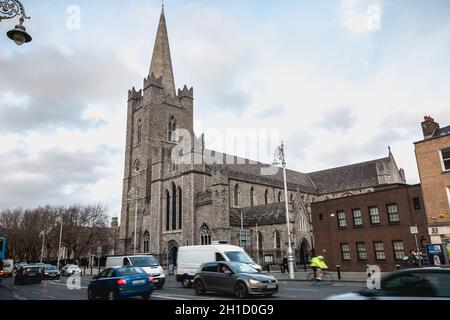 Dublin, Irlande - 13 février 2019: Atmosphère de rue et architecture de la cathédrale St Patrick que les gens visitent un jour d'hiver Banque D'Images