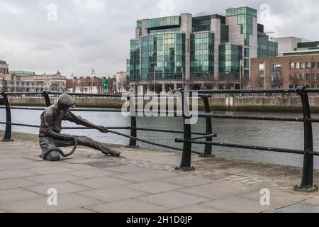 Dublin, Irlande - 11 février 2019 : statue de Dony MacManus du Linesman sur le quai de la ville en hiver Banque D'Images