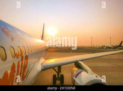 Bangkok, THAÏLANDE-FEBUARY 20, 2020 : Thai Smile Airways. Avion passager stationné à l'aéroport de Suvarnabhumi. Gros plan aile d'avion avec ciel doré de lever de soleil Banque D'Images