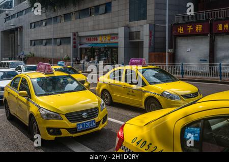 Chongqing, Chine - août 2019 : taxis jaunes dans les rues fréquentées et encombrées de Chongqing Banque D'Images