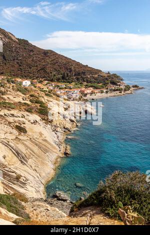 Vue panoramique sur la plage rocheuse du petit village de Pomonte et route côtière en automne à l'île d'Elbe, en Italie Banque D'Images