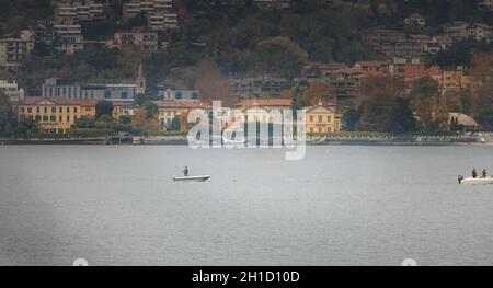 Côme près de Milan, Italie - 4 novembre 2017 : atterrissage en hydravion sur le lac de Côme avec de petits bateaux de pêcheurs en automne Banque D'Images