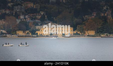 Côme près de Milan, Italie - 4 novembre 2017 : atterrissage en hydravion sur le lac de Côme avec de petits bateaux de pêcheurs en automne Banque D'Images