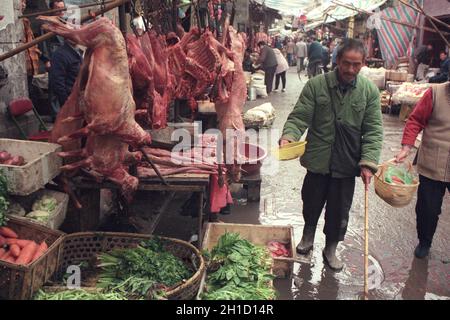 Viande de chien sur le marché des animaux et fruits de mer dans la vieille ville de Wuhan dans la province de Hubei en chine en asie de l'est. Chine, Wuhan, Avril, Banque D'Images