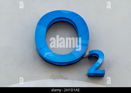 Trèves, ALLEMAGNE - 13 SEPTEMBRE 2019: 2 magasins à TRÈVES. L'O2 est une société européenne de télécommunications spécialisée dans la téléphonie mobile appartenant à Telefonica Banque D'Images