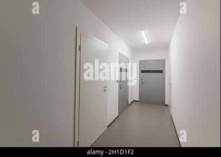 Russie, Moscou- 15 novembre 2019: Appartement intérieur place publique, porche. Portes, murs, couloirs Banque D'Images