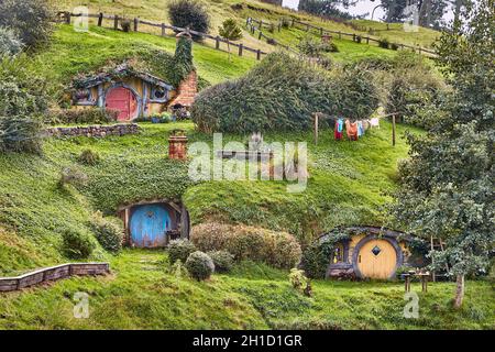 MATAMATA, NOUVELLE-ZÉLANDE - VERS 2016: Décor de film pour le Seigneur des anneaux et le Hobbit.Hobbit trous dans la colline du Shire, portes circulaires Banque D'Images