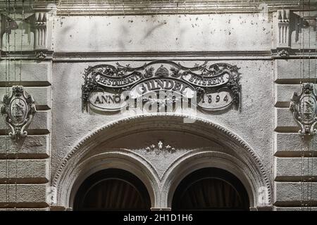 BUDAPEST, HONGRIE - VERS 2020: Façade de bâtiment de Gundel, célèbre restaurant dans le parc de la ville de Budapest Banque D'Images