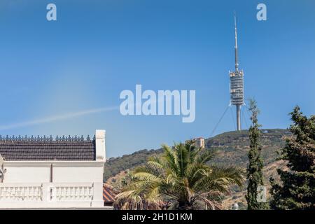 Barcelone, Espagne - 20 juin 2017 : sur les hauteurs de Barcelone, la Tour de Collserola (Torre de Collserola), une tour de communication de l'arc britannique Banque D'Images