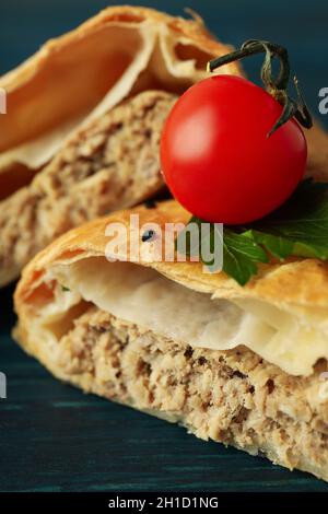 Golden samsa avec des ingrédients sur fond de bois Banque D'Images