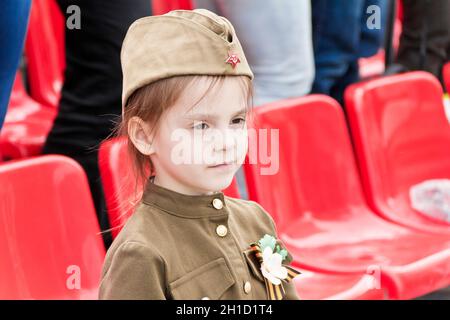 SAMARA, RUSSIE - 9 MAI 2017 : fille en costume de soldat à l'honneur de la Victoire annuelle, 9 mai 2017 à Samara, Russie Banque D'Images