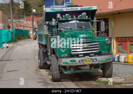 GUATAPE, COLOMBIE - VERS 2019: Vieux camion classique américain GMC dans un état bien gardé propre et brillant sur une rue de la ville colombienne Guatape, Antioquia Banque D'Images