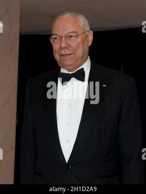 **PHOTO DE FICHIER** Colin Powell meurt de complications de Covid.L'ancien secrétaire d'État américain Colin Powell arrive pour le dîner annuel 2012 de la White House Corintimés Association (WHCA) à l'hôtel Hilton de Washington, DC, le samedi 28 avril 2012.Crédit : Ron Sachs/CNP (RESTRICTION : PAS de journaux ou journaux New York ou New Jersey dans un rayon de 75 miles de la ville de New York) /MediaPunch Banque D'Images