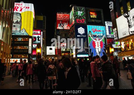 Osaka, Japon - 28 mars 2012 : panneaux publicitaires et présentoirs colorés illuminés la nuit dans la rue Dotonbori à Namba, Osaka, Japon Banque D'Images