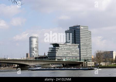 Deutsche Türgen und Lanxess Tower, Hauptsitz der Lanxess AG, im hintergrund der Cologne Triangle, Köln, Nordrhein-Westfalen, Deutschland Banque D'Images