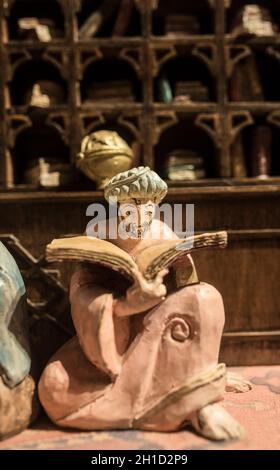 Cordoba, Espagne - 2018, 8 septembre : scènes de splendeur Caliphate de Cordoba. Étudiants à la bibliothèque. Musée de la Tour Calahorra, Cordoue, Espagne Banque D'Images