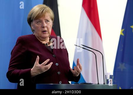 Berlin, Allemagne.18 octobre 2021.La chancelière allemande Angela Merkel (CDU) prend la parole lors d'une conférence de presse commune après une réunion avec le Premier ministre luxembourgeois X. Bettel à la Chancellerie.Crédit : Michael Sohn/AP Pool/dpa/Alay Live News Banque D'Images