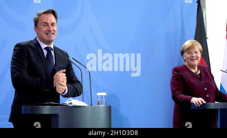 Berlin, Allemagne.18 octobre 2021.La chancelière allemande Angela Merkel (CDU) et le Premier ministre luxembourgeois Xavier Bettel donnent une conférence de presse commune après une réunion à la Chancellerie.Crédit : Michael Sohn/AP Pool/dpa/Alay Live News Banque D'Images