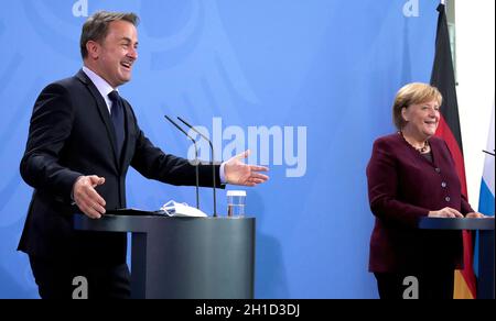 Berlin, Allemagne.18 octobre 2021.La chancelière allemande Angela Merkel (CDU) et le Premier ministre luxembourgeois Xavier Bettel donnent une conférence de presse commune après une réunion à la Chancellerie.Crédit : Michael Sohn/AP Pool/dpa/Alay Live News Banque D'Images