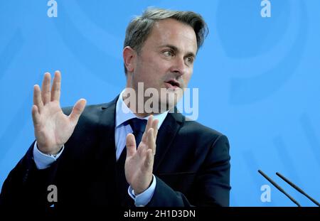 Berlin, Allemagne.18 octobre 2021.Le Premier ministre luxembourgeois Xavier Bettel prend la parole lors d'une conférence de presse commune après une rencontre avec la chancelière Merkel (CDU) à la Chancellerie.Crédit : Michael Sohn/AP Pool/dpa/Alay Live News Banque D'Images