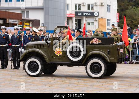 Anapa, Russie - 9 mai 2019 : une voiture avec des anciens combattants et des enfants attend le début de la parade de la Victoire sur la place du théâtre Anapa à la célébratio du jour de la Victoire Banque D'Images