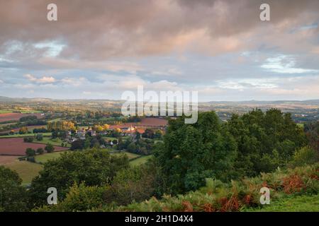 Vue au nord sur le village de Goodrich depuis Coppett Hill, Herefordshire. Banque D'Images