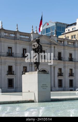 Monument à Arturo Alessandri Palma en face du Palais Moneda, Santiago, Chili Banque D'Images