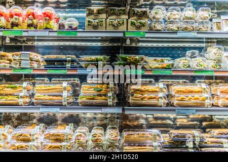 DOHA, QATAR - 28 FÉVRIER 2020 : aliments préemballés exposés dans un réfrigérateur commercial Banque D'Images