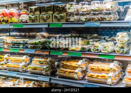 DOHA, QATAR - 28 FÉVRIER 2020 : aliments préemballés exposés dans un réfrigérateur commercial Banque D'Images