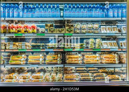 DOHA, QATAR - 28 FÉVRIER 2020 : sandwichs, salades et boissons préemballés dans un réfrigérateur commercial Banque D'Images