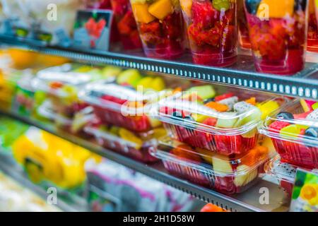 Emballages avec fruits frais dans un réfrigérateur commercial Banque D'Images