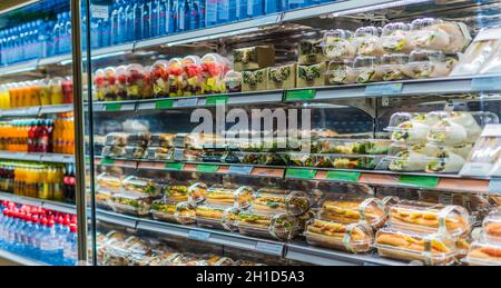 DOHA, QATAR - 28 FÉVRIER 2020 : sandwichs, salades et boissons préemballés dans un réfrigérateur commercial Banque D'Images