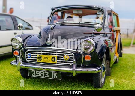 Bray, Irlande, juin 2018 spectacle Bray Vintage car Club, exposition de voitures rétro en plein air. Vue avant sur le Black Mini Morris 1000 Traveller à partir des années 1960 Banque D'Images