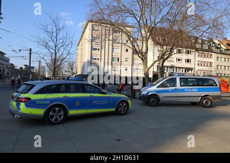 Die Polizei kontrolliert am Platz der alten Synagoge in Freiburg einige Unverbesserliche, die immer noch in Gruppen auftreten - Freiburg im Breisgau u Banque D'Images